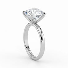 Close-Up – Round Diamond in Platinum Ring